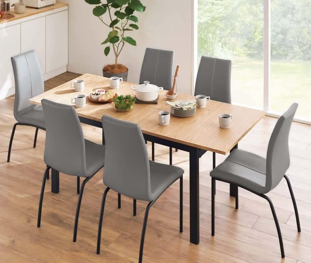 12畳・横長リビングダイニング、ダークグレーのカーテンを取り入れたインテリア - RE -アールイ