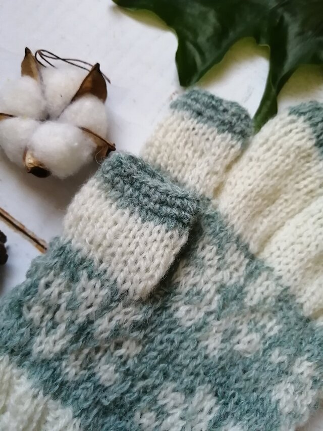 雪の結晶の模様編みスマホ対応５本指手袋iichi 日々の暮らしを心地よくするハンドメイドやアンティークのマーケットプレイス