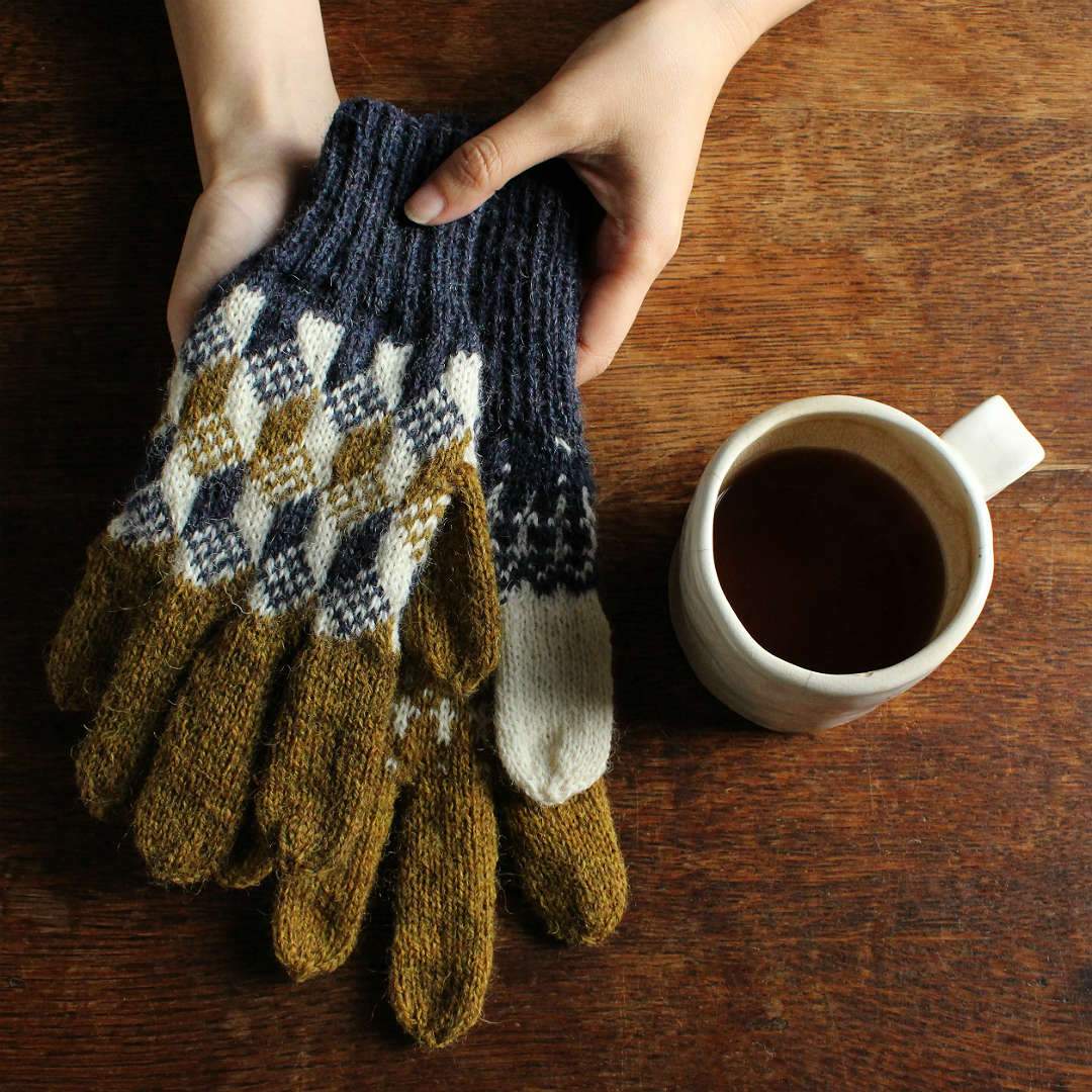 ５本指の手袋の見本を編みました〜、なんだか昭和の香りがするぞ。「ふんわりやさしい色で編む 初めてさんの編み物講座」時間の森工房