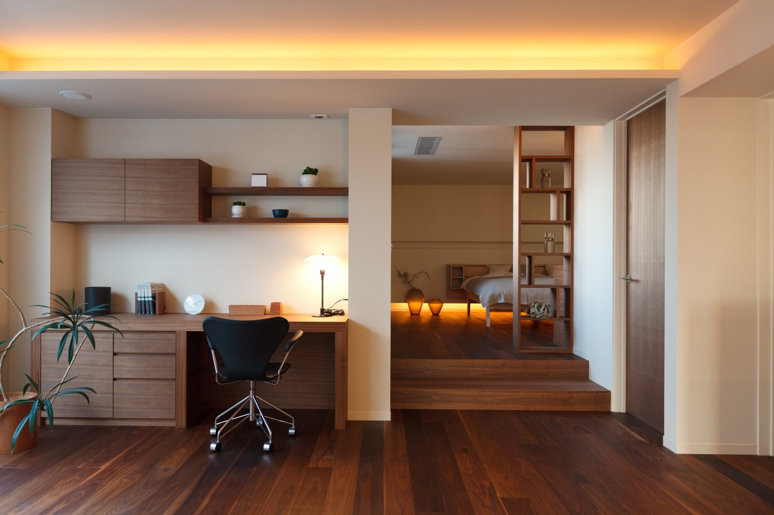 リビングのデッドスペースを活かしたご主人の書斎は約3畳。このサイズだからこそ集中できる くふうイエタテ