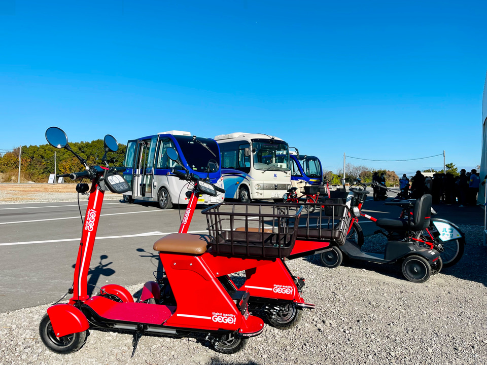 次世代電動モビリティFuture「GOGO！シェア」、2025年大阪・関西万博「次世代都市交通実証実験」にて体験試乗を開始 | 