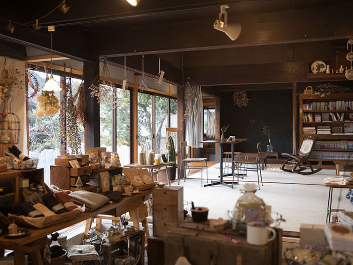 ケヤキ古材と古民具を使用した花台ベンチタイプ 日本製 木製 アンティーク 一輪挿し インテリア雑貨 飾り棚 飾り台 花瓶 一輪挿し 天然木 和風和モダン 和室 床の間 昭和レトロ 家具 ディスプレイ 古家具 古道具 リメイク 和風家具 カフェ風 古民家 古民家風 インテリア