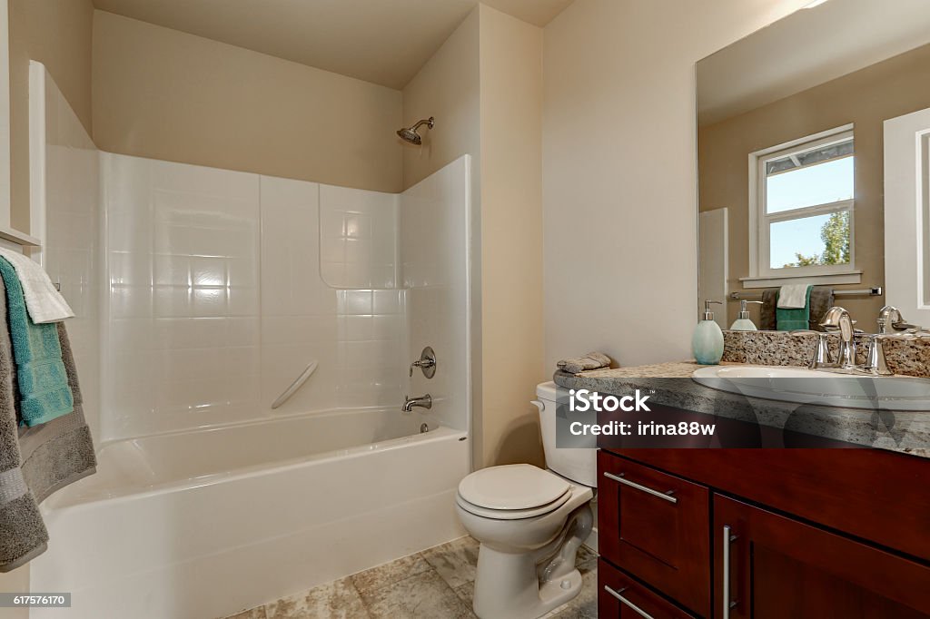 ロサンゼルス、サンバレーのアメリカキッチンバスルームプロジェクトOPPOLIA