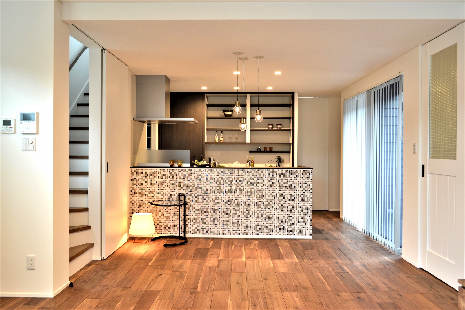 モザイクタイル貼りの対面カウンターキッチン 施工事例：キッチンリフォーム 茨木市のリフォームはナサホーム