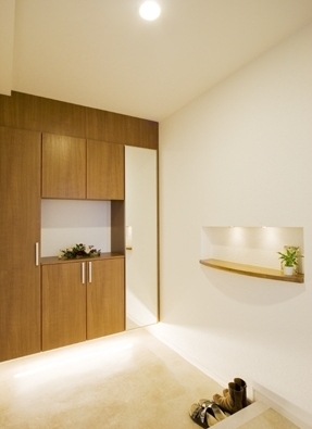 ニッチとタイルがおしゃれな、来客を気持ちよく出迎えられる玄関 施工事例：玄関リフォーム 大阪市鶴見区のリフォームはナサホーム