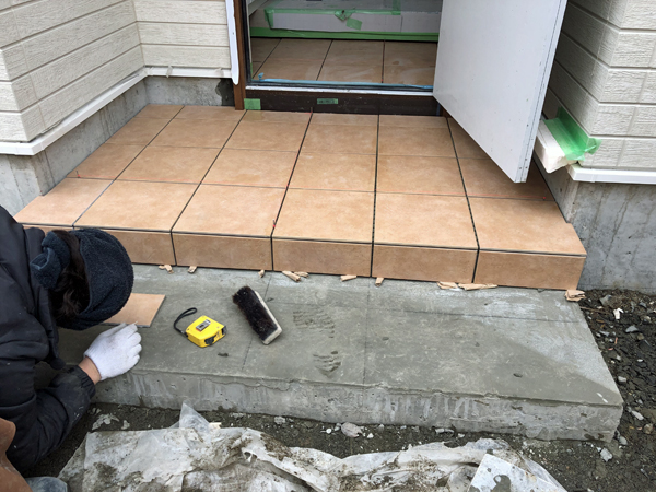 施工例：守口市 玄関ポーチ階段延長 床タイル貼り ニッタイ工業 ロッセクラシコ200角 道路沿い 土間コンクリート