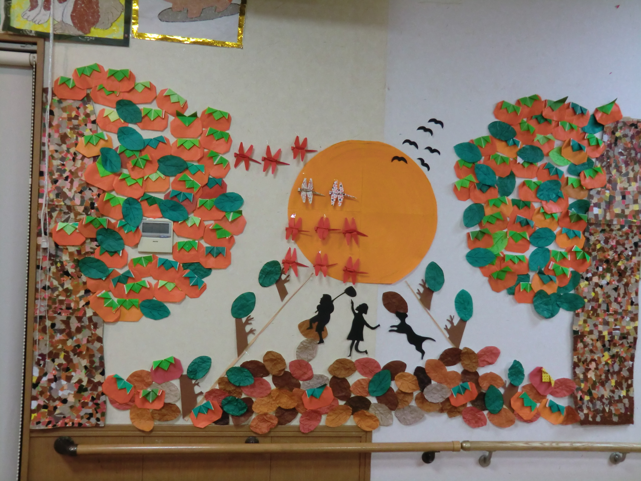 秋の壁面飾り くだもの高齢者レク りんごの木 柿の木 秋の製作 Apple