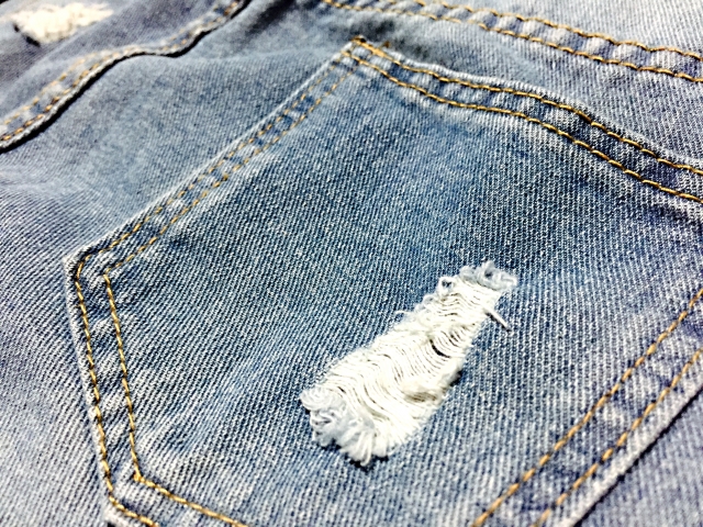デニムに開いた巨大穴をミシンで補修する - こちらゼロウェイスト学会！節約ハンドメイド研究員