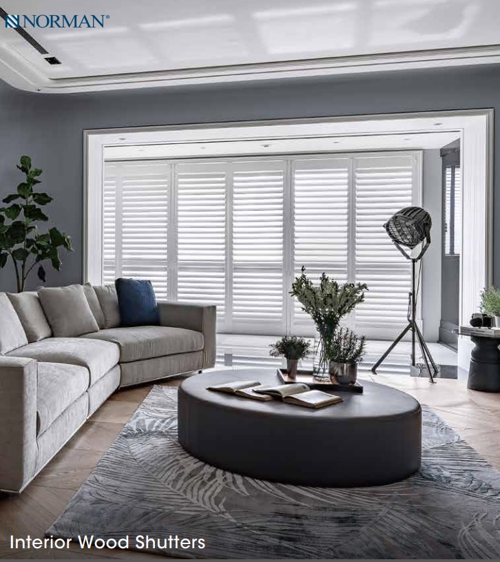 猫ちゃんとウッドシャッター📸⁡ 優しい木目のドア仕様です🚪⁡ ⁡⁡ ⁡ ウッドシャッターのある暮らし ⁡ ウッドシャッター ⁡ ⁡ ⁡ウッドシャッタードア仕様 ⁡ ノーマンジャパン ⁡ ⁡ ⁡ ドア選び ⁡ ⁡ 建具デザイン ⁡ ⁡ 猫のいる暮らし ⁡ ⁡ 猫と暮らす⁡ normanjapan