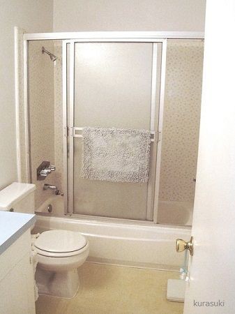 山側のベッドルームの隣にあるバスルーム。まぁ、アメリカの普通のバスルールです。このトイレはウォッシュレットではありませんでした。 - Photo deAston Waikiki Beach Tower, Oahu - Tripadvisor