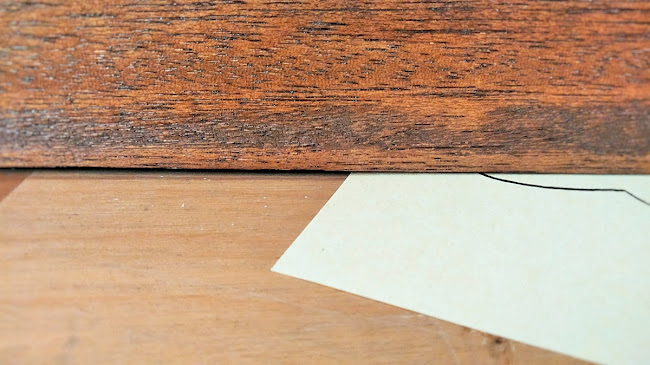 完全に見落としてた。「落ちた食材や調味料の汚れ」が溜まる“キッチン床の隙間”の掃除と予防法