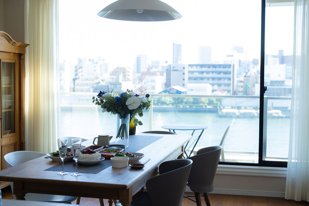 シンプルなシェードカーテンをタワーマンションに目黒区N様邸 - 東京青山のおしゃれなオーダーカーテンはモンルーベジャパン