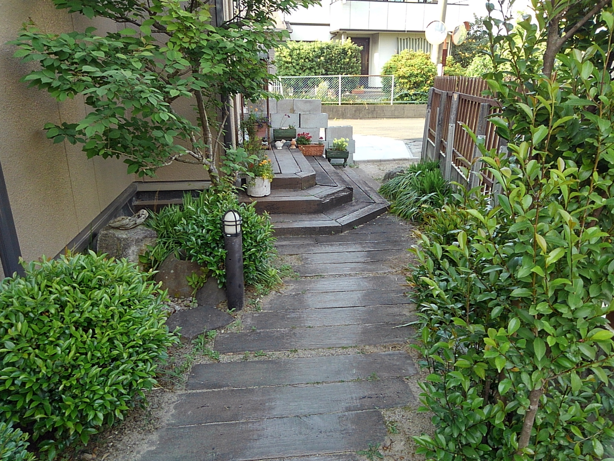 目隠しの木製フェンスのある玄関：DENスペースのある木格子の家：池田住宅建設 木の家施工例