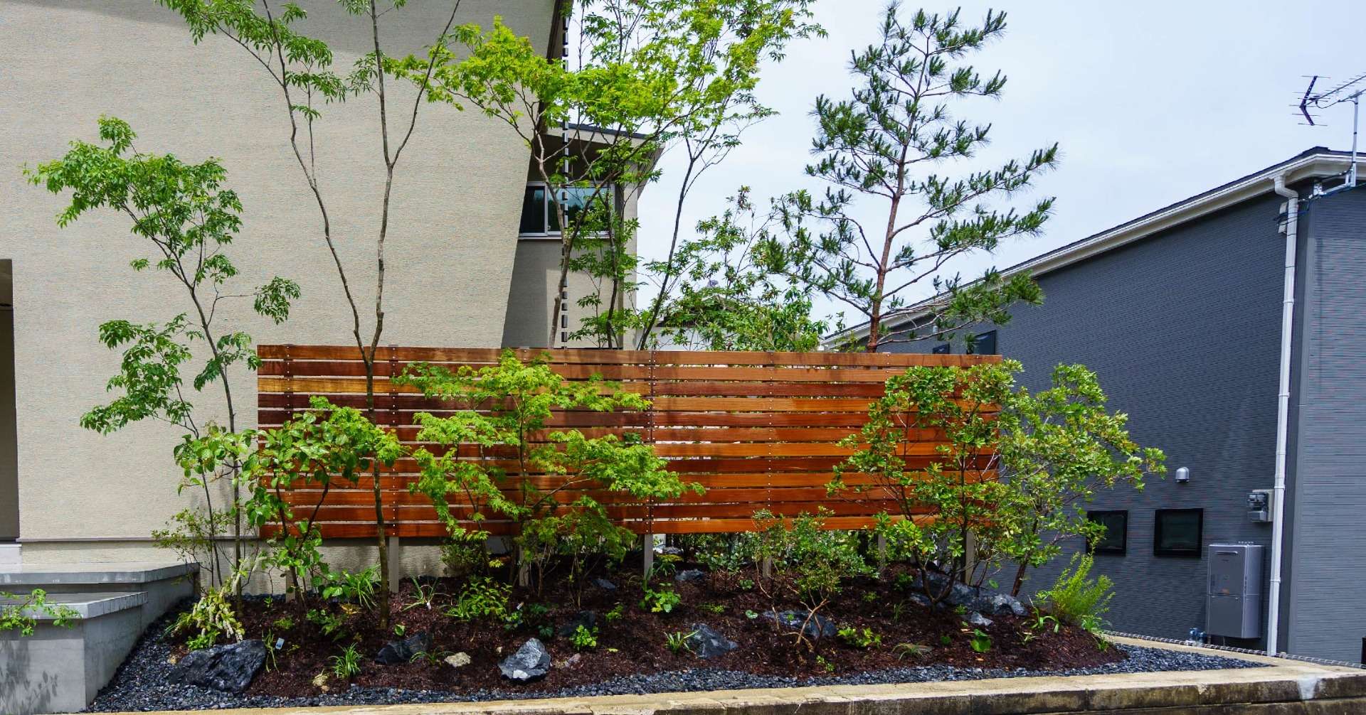 プライバシーを守るおしゃれな目隠しフェンスの高さと失敗しない選び方外構・エクステリア・造園は庭づくり専門店 愛知県扶桑町 池之上造園へ
