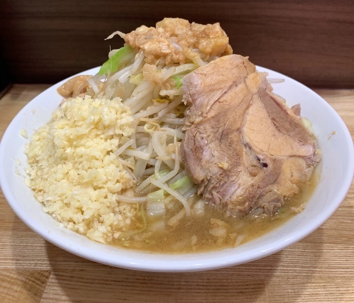 ラーメン二郎一橋学園店 】 爆汗白眼で食べる二郎はいかが？ -