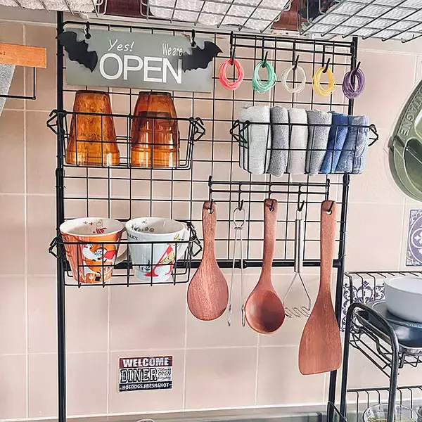 狭いキッチンに最適！100均ワイヤーネットスタンドを冷蔵庫に逆さまに使うワザ。柔らかく楽しく生きる