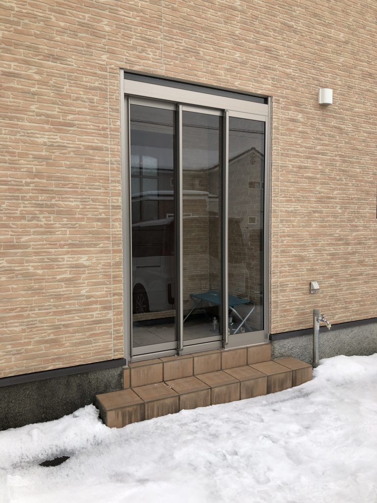 ◇◇玄関に後付け風除室 玄関フード を設置しました 札幌市北区 H様邸◇◇公式 札幌トーヨー住器株式会社sapporo-tyj.co.jp