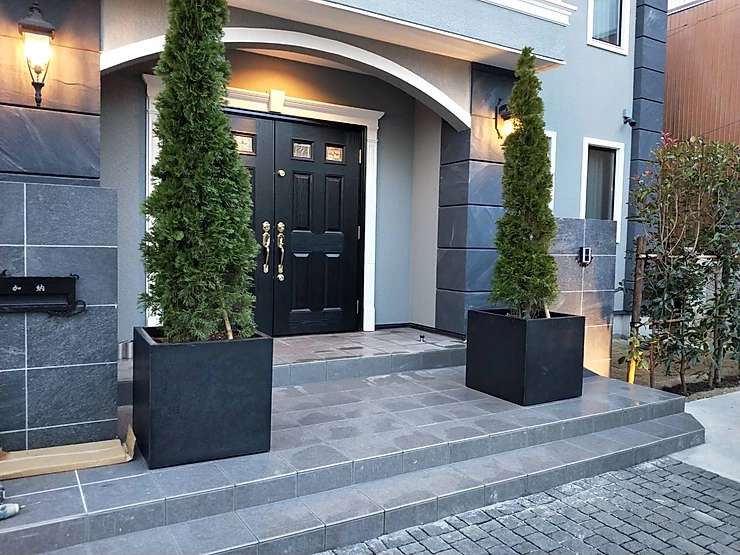 玄関前の玄関鉢植えをおしゃれに！狭い外構でもできるマル秘アイテム！ - エクステリアのある暮らしブログ