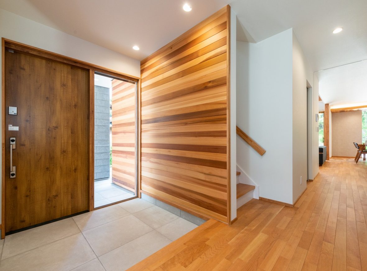 レッドシダーの経年変化 外壁のレッドシダーが、 かっこよく経年変化しています！ ちょうど一年前ごろと比べると、 シルバーグレーに変化しました☺️これからも変化を感じて どんどんかっこいい建物に なっていくのが楽しみです😉🌿 写真を見ていただくとわかりますが