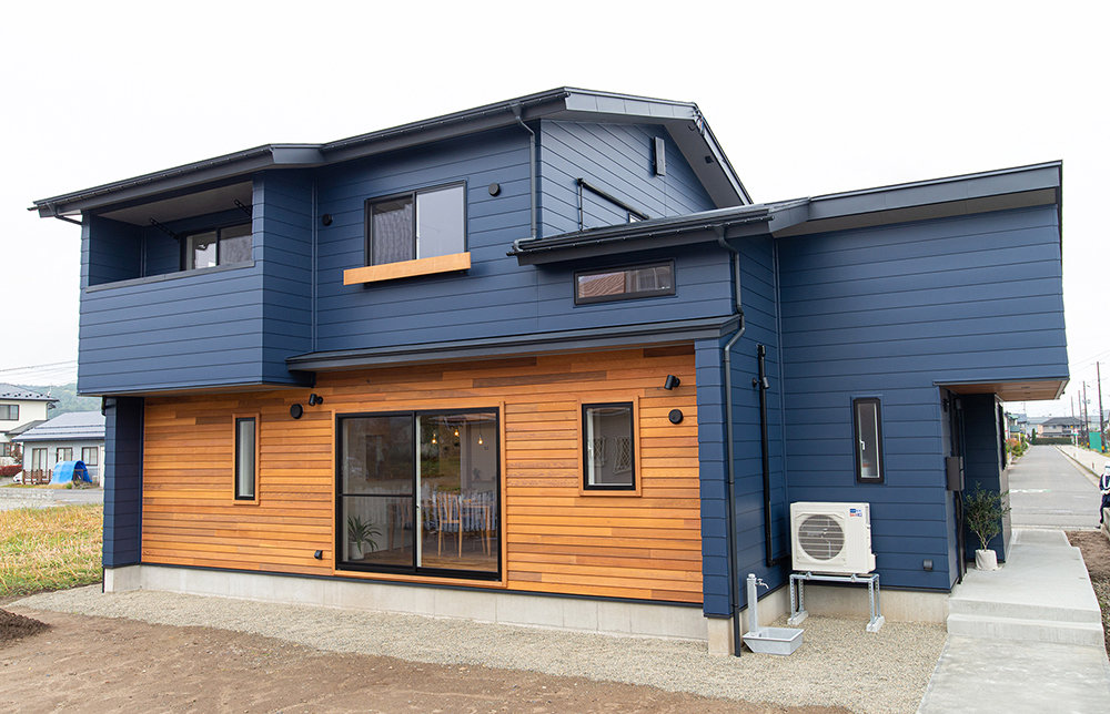 施工事例 ネイビーカラーの外壁～深みのある濃紺と明るさのあるデニムブルー注文住宅の塗り壁