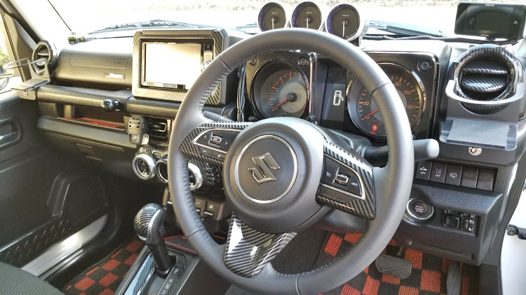 車中泊 新型ジムニー 実用的な内装カスタム7選！これは買って後悔無し！のアイテムをご紹介 - ハピキャンキャンプ・アウトドア情報メディア