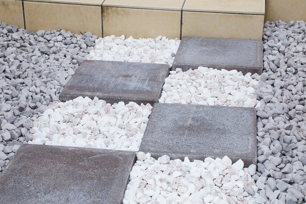 玄関アプローチに砂利を敷くなら おすすめの砂利や注意点DIYと庭づくりのメディア