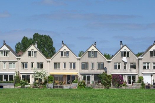 グレージュテラスハウスリビングから広大な芝生の庭へと繋がる、 のびやかなテラスのある住宅。 子供たちと遊んだり、友人家族とBBQを楽しめる、リゾートライクな、グレージュカラーの家。 @ryu5867注文住宅家づくり計画家づくりアイデア自由設計