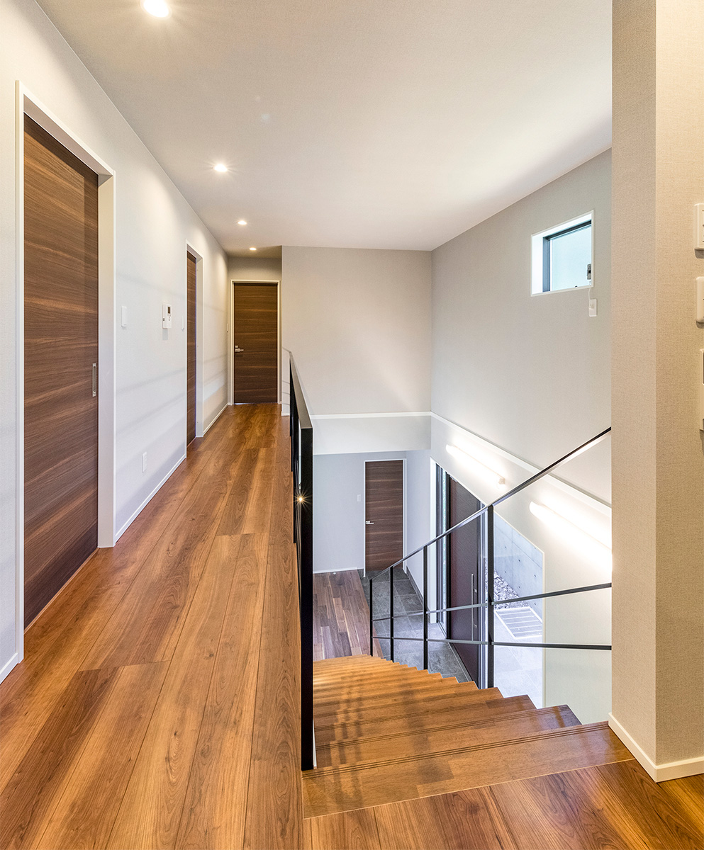 モダンデザイン 304 ステンレススチール ブラック スクエア ガラス 欄干キット 屋内 廊下 階段用 螺旋階段がモダンな空間を演出重厚感のある、洗練された空間です。LobeSquare階段スチール階段デザイン階段片持ちノコ階段サンダー階段ストレート 階段