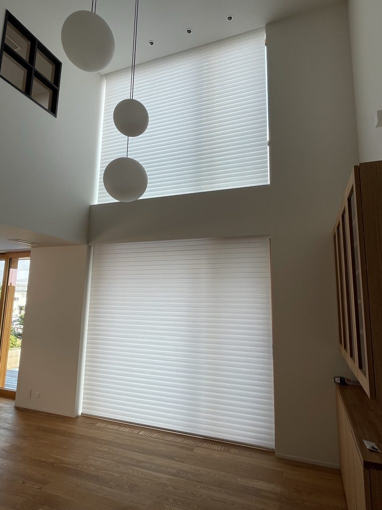 電動調光ロールスクリーン「FUGAエコリモ」を玄関高窓へ設置した事例神奈川県川崎市のオーダーカーテン専門店ハンザム
