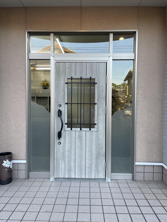 モノトーンの外観がおしゃれな1席限定美容室 me time hair と木製玄関ドア。 - ユダ木工株式会社