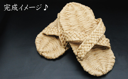 津田蘭子今期２足目のサンダルは、 @loper_shoes手作り靴のキット を使った花柄のストラップサンダルです。けっこう汗をかいてしまう足裏は、インソールに綿麻生地を貼って快適！ 厚底ソールで作ったので、クッションが効いてます。 一日中歩き回る日も楽勝だぜ