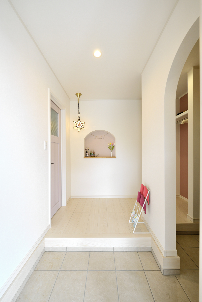 ニッチとタイルがおしゃれな、来客を気持ちよく出迎えられる玄関 施工事例：玄関リフォーム 大阪市鶴見区のリフォームはナサホーム