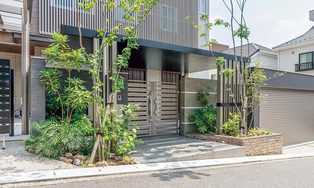 玄関アプローチに屋根をつけるメリットとは？設置範囲や素材の種類も紹介