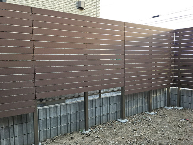 施工例：相楽郡精華町 リフォーム庭園工事 目隠しフェンス塀 LIXILリクシル ライシスP型 すりガラス調 タイルデッキ LIXILリクシルライムアレーナ300角 LN-12 階段ステップ1段 自転車バイク屋根 LIXILリクシル 独立式フーゴF 1階用 F型フラット屋根 隙間ふさぎ材物干し