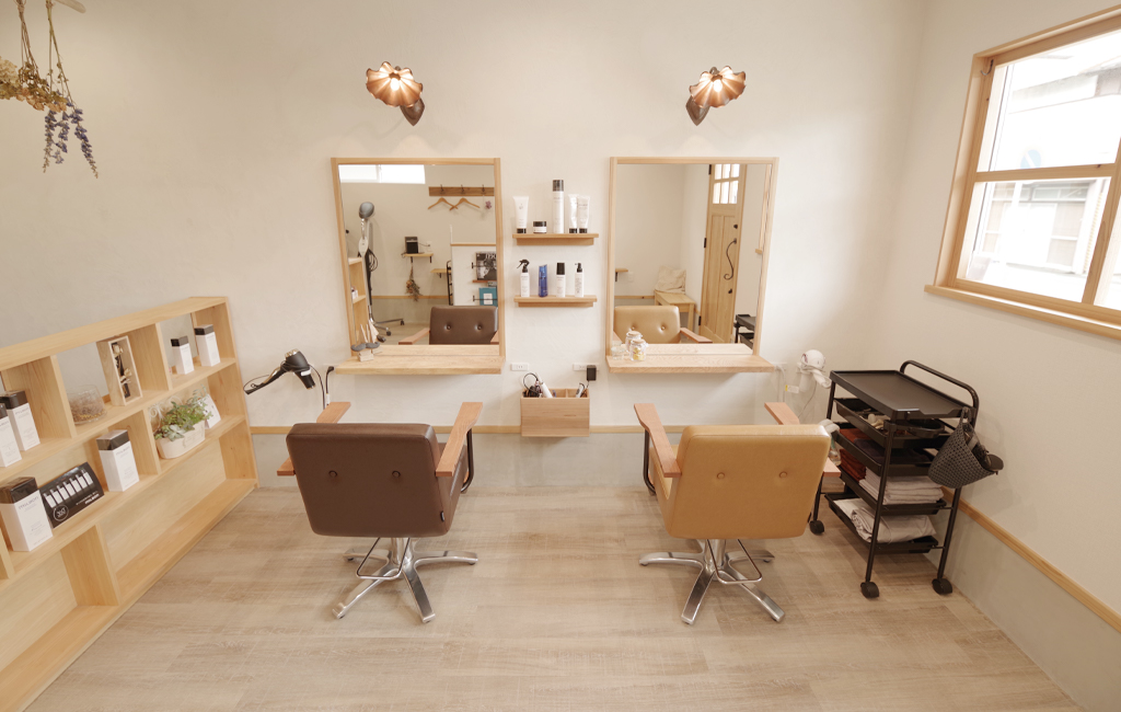 ホワイトウッドでナチュラル感のある小さな美容院幹工務店365LIFE DESIGN STUDIO