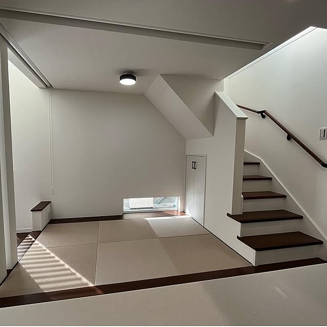 階段下の空間を有効活用してつくった「ヌック」。子どもたちが遊んだり昼寝したり。キッチンから目が届くので奥さまも安心♪ くふうイエタテ