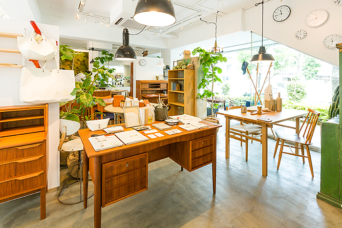 greeniche グリニッチ 1〜2人暮らしにオススメのウォルナット無垢材カフェテーブル レビュー - インドア人事のこだわり