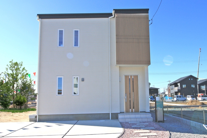 家の外観が「グレー×木目」のモダンでおしゃれな事例デザインのコツ、サイディング材の選び方も紹介豊橋市の工務店ならハピナイス