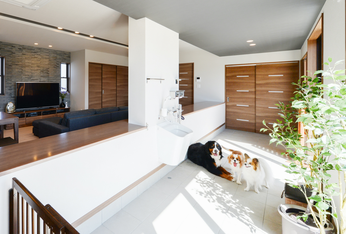 yumi_yumi_823 リビングのわんこroomをDIYしましたᐡ・ᴥ・ᐡ前の三角屋根のわんこroomを解体してはみたけどやっぱり屋根を付けたくなっちゃって← 😂 新しく作ってみました🐶❤️ シンプルなおうちの形で気に入ってます𖠿´- ・いぬのいる暮らし犬小屋わんこ