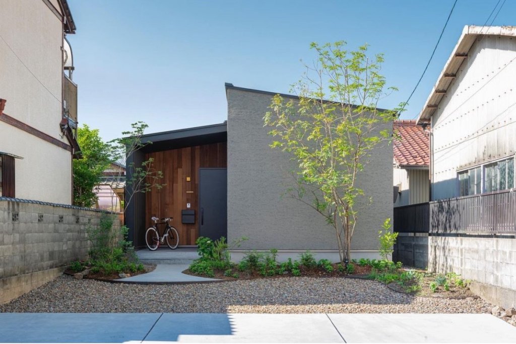 平屋 グレーの外観のメリットとおしゃれに仕上げるコツを実例で解説注文住宅ブルーハウスデザイン・性能・リゾートライフ、愛知、名古屋、豊橋、豊川、岐阜ならお任せください