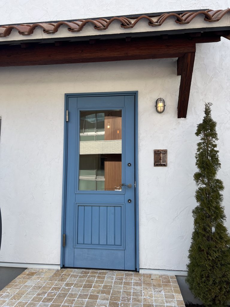 南欧風住宅の玄関ドアの特徴、可愛い写真もいっぱい！輸入住宅のインターデコハウス公式北欧風・南欧風・アメリカン