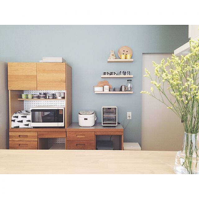 グレーと水色の部屋がかわいい！おしゃれで真似したいインテリア実例 =========================== 洗練された大人の印象を受ける グレーの部屋🦋 どんな部屋にも合うグレーは、青や水色といった寒色インテリアとのコーディネートも人気です✨ グレーですっきりと整った