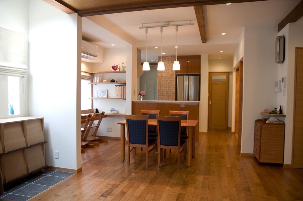 アクセント貼りしたエコカラットとスリット格子でおしゃれなリビング 奈良市 施工事例：リビングダイニングリフォーム 奈良市のリフォームはナサホーム