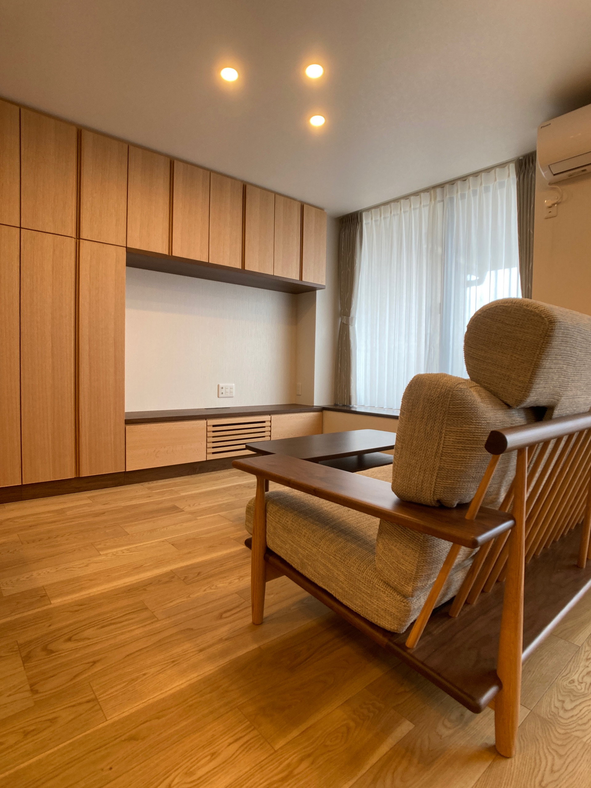 AmazonPIRNSDG 壁紙 木目 のり付き 45cm*2m アンティークホワイトウッド 壁紙で部屋をおしゃれ なインテリアに 木目調ナチュラル 白木目 ホワイト 壁紙 でリビング トイレ 天井をDIY リフォーム 壁紙 カッティングシート、防水 簡単 diy キッチン 家具用壁紙