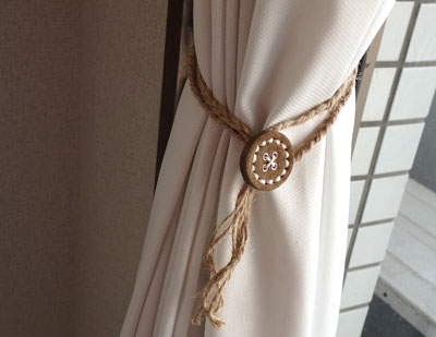 100均の材料でカーテンタッセルを作ってみよう！カーテンをおしゃれに留めるアイデアも100均アイテムで、暮らしをもっと便利に楽しむ情報メディアくらしマグネット