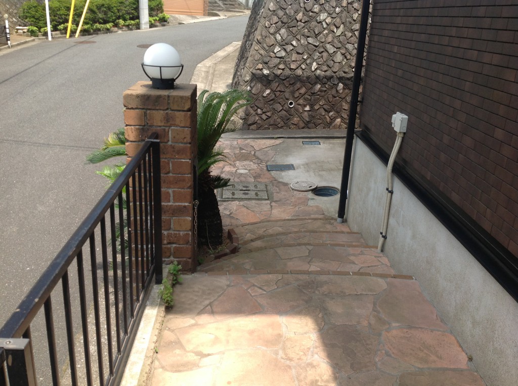 玄関アプローチを階段にしたい方必見！外構階段設置のメリットと注意点を解説群馬県利根郡の外構工事やエクステリア工事は株式会社天照へ