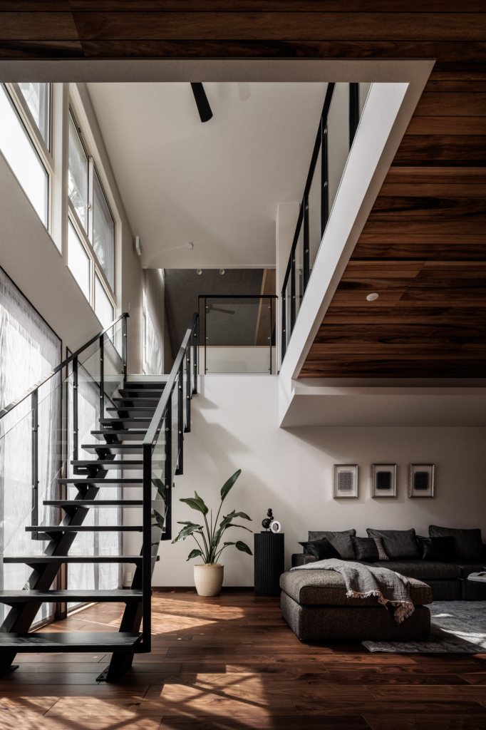 工場事務所を出ると手摺りないコンクリートむき出しのラセン階段。階段を上るとガラス張りの部屋。部LOVE&HARYのブログ