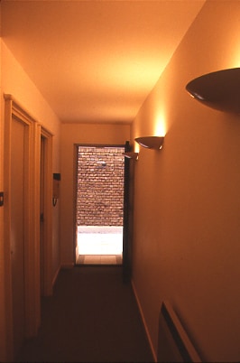 Amazon.co.jp : ブラケットライト ウォールライト おしゃれ 壁付け照明 照明器具 レトロ 室内 壁取付ランプ 金属製の長いストリップの壁ランプモダンな細長い棒の直線的なミラーライト リビング ソファーの背景 寝室 ベッドサイド LED壁掛け燭台 廊下 通路 壁掛け照明