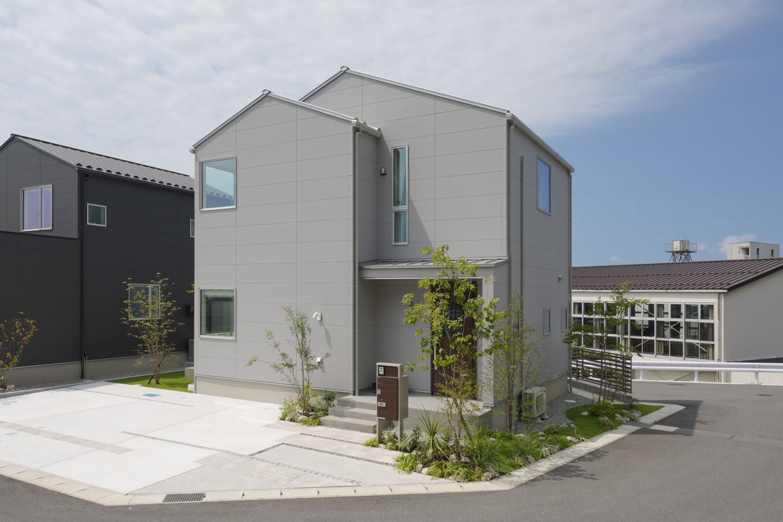 シンプルモダンな外観の家「白・黒・グレー」の施工例を紹介│人気の理由や特徴、注意点も解説 - 「優美」な暮らしを叶える注文住宅・設計事務所ならスムトコ