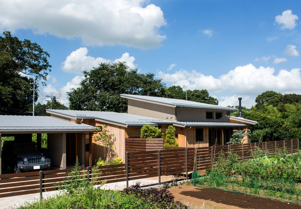 安心の設計で木造ながら大きなガレージのある家を実現。買い物や子どもの送り迎えなどの奥さまの日常の使い勝手、趣味を楽しむ家族でのお出かけの動線